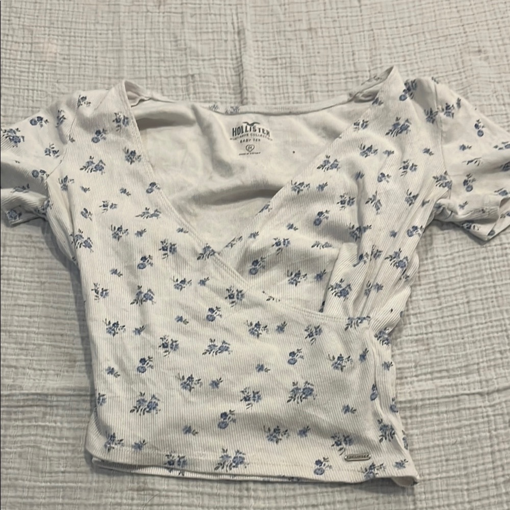 Hollister White Blue Floral Blouse with Fitted Style